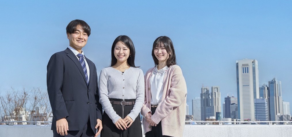 若手職員3人が並んでいる写真